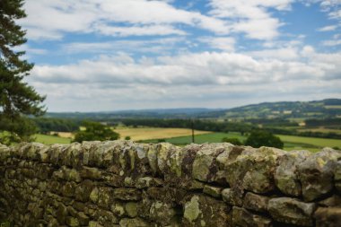 İngiliz kırsalında geleneksel kuru taş duvar. İngiltere 'nin kırsal kesimlerinde huzurlu doğa manzarası, kırsal cazibe ve sükunet, miras, seyahat ve huzurlu yavaş yaşam 