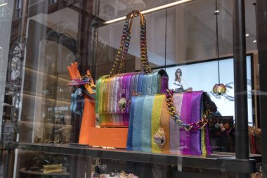 Leeds United Kingdom- 27 Eylül 2025: Lüks çok renkli çantalar Kurt Geiger tarafından Butik ayarı, Leeds Arcade mağaza penceresi