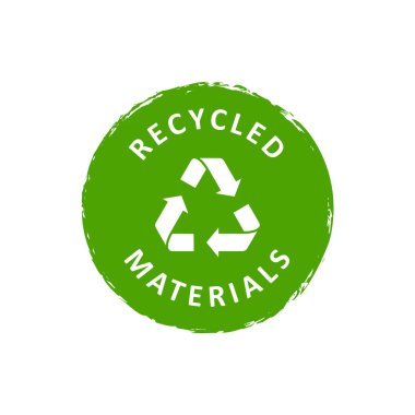 Geri dönüşüm sembolü ve metni geri dönüştürülmüş materyalleri içeren kaba kenarlı yeşil bir rozet.