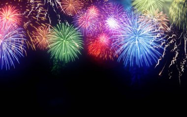 Parlak ve renkli Havai fişek gösterimi arka planında kopya alanı ile kutlamalar.