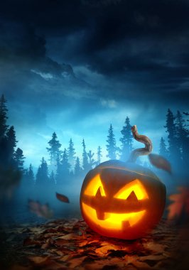 Cadılar bayramı arkaplanı. Ekim 'de gece vakti kabak kabağı oyulmuş ürkütücü Jack O' Lantern yüzüyle. Fotoğraf bileşimi