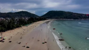 Phuket Patong plajı, İHA kamerasından hava manzarası, güzel patong kumsalı Phuket Tayland, inanılmaz deniz kumsalı, turist gezileri, ve güzel Puket adası..