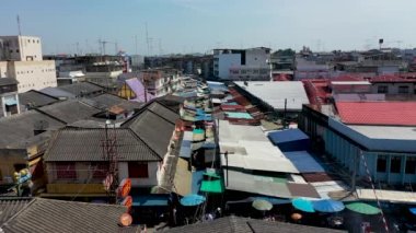 Anonim insanlar ve turistler, tren hareket ederken, seyahat ederken ve alışveriş yaparken, Maeklong Tren İstasyonu 'ndaki veya Talat Rom Hup, Samut Songkhram, Tayland' daki yerel dükkanlarda atmosfer ticareti yaparken beklemeyi bırakın..