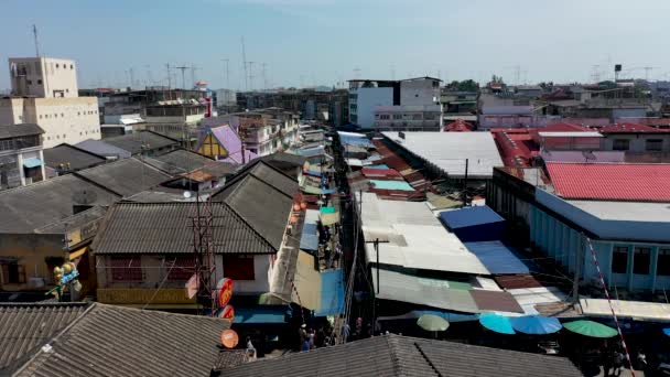 游客最多的地方是泰国萨穆特松卡拉姆的Mae Klong铁路市场 Talat Rom Hup 也就是伞式拆船厂市场 — 图库视频影像