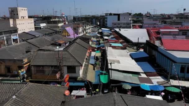 在泰国的Samut Songkhram 乘坐无人驾驶飞机的游客参观并观看Mae Klong铁路市场或Talat Rom Hup 这意味着伞式撤离市场 — 图库视频影像