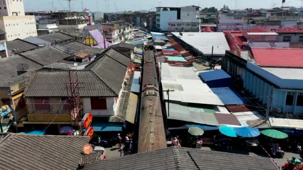 Zug Betritt Den Maeklong Eisenbahnmarkt Während Vorbereitete Verkäufer Mit Zusammengefalteten — Stockvideo