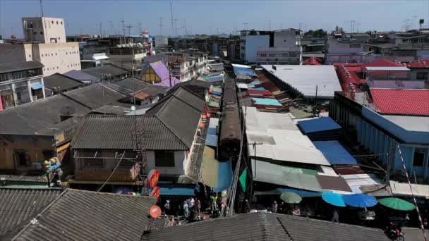 Tren Aéreo Pasa Través Maeklong Market Maeklong Railway Station Samut — Vídeo de stock