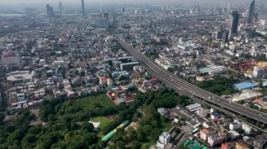 Trafiğin yoğun olduğu saatlerde yoğun arabaların hava görüntüsü karayolu caddesinde Bangkok 'ta köprü üzerinde, Asya' da şehir merkezinde, gün batımında Tayland 'da. Kesişme noktası.