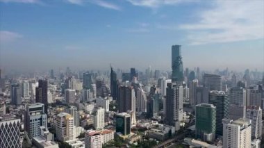 Bangkok, Tayland, 5 Kasım 2022. Büyük şehir manzarası ve Bangkok Tayland şehir merkezindeki yüksek gökdelenlerin 4K hava aracı görüntüleri.