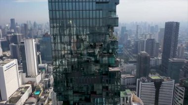 Bangkok, Tayland, 5 Kasım 2022. En yüksek gökdelen King Power MahaNakhon 'a yaklaş. Tetris veya Piksel binası.