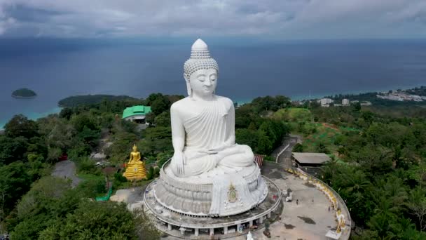 Berömd Vit Stor Buddha Marmor Staty Flyg Iväg Från Luften — Stockvideo