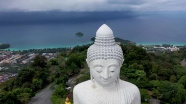 Beyaz mermer Big Buddha heykeli Tapınağı. Dolly Zoom havadan görünümü. Kare seçimi. Phuket Tayland.