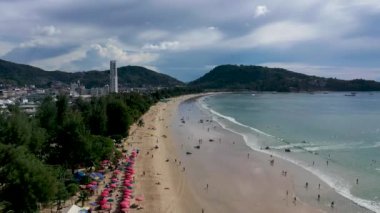 Havadan panoramik manzara ve Patong plajı Phuket Tayland manzarası.