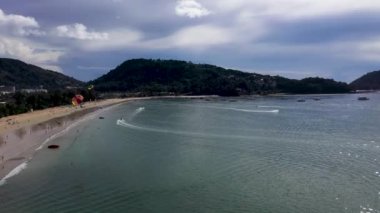 Hava aşırı yakın turist paraşütü okyanus kıyısına, turizm sezonuna ve seyahat konseptine uçar. Phuket, Tayland. Paraşütle uçmak.