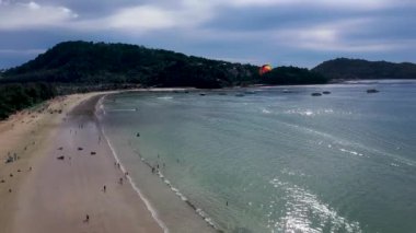 Patong, Tayland 'daki Patong Körfezi' nde paraşütçü, yolcu gemisi ve sürat teknesi ile bir kişi sahneyi paylaşıyor..