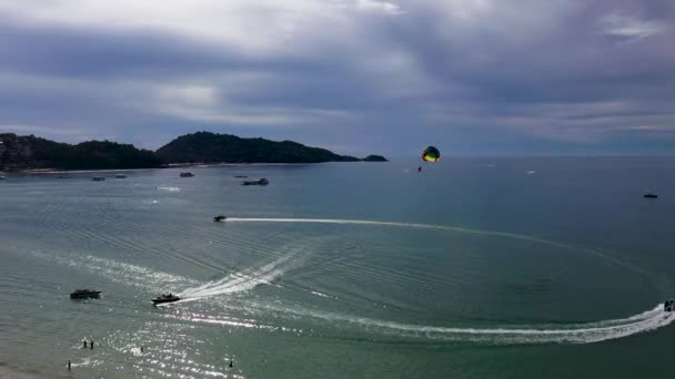 Parasailing Phuket Een Lange Foto Van Een Man Die Vliegt — Stockvideo