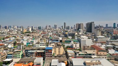 Bangkok sokaklarının üst katının manzarası. Yüksek binalar ve küçük evlerin çatıları. Şehir manzarası.