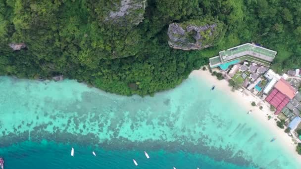空中熱帯海のビーチ自然海青水晶水島の海岸線ドローンカメラで撮影した空中ビューアンダマン海場所ピピ島 — ストック動画