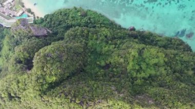 Hava tropik deniz plajı doğa mavi kristal su adası kıyı şeridi hava aracı kamerası Andaman deniz manzarası Tayland 'daki Phi Adası.