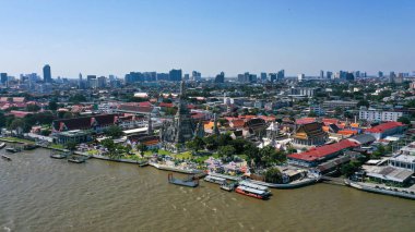 Wat Arun 'un güzelliği ve vurgusu Bangkok' taki Chao Phraya Nehri 'nde yer alan Prang' dır..
