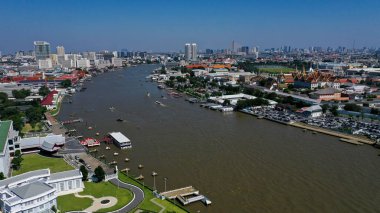 Chao Phraya Nehri Bangkok 'tan geçerken, Tayland' ın Bangkok kentindeki Chao Phraya nehrinin Büyük Saray Havacılık manzarasına yakın..
