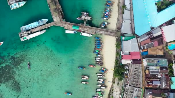 Flygfoto Longtails Båt Parkering Ton Sai Pier Koh Phi Phi — Stockvideo