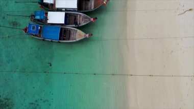 Rawai sahilindeki tropikal denizde uzun kuyruklu balıkçı tekneleri. Phuket Tayland. Güzel deniz yüzeyi. İnsansız hava aracı kamerasından yüksek kaliteli video..