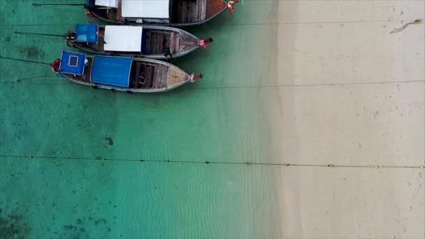 令人惊奇的空中俯瞰泰国拉瓦伊海滩热带海洋中的长尾渔船美丽的海面无人驾驶相机拍摄的高质量视频 — 图库视频影像