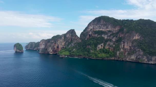 トンサイ湾 コピピ島 タイの浅いエメラルドグリーンの海岸線に隣接する背の高い石灰岩の崖 空中スロースライドショット — ストック動画