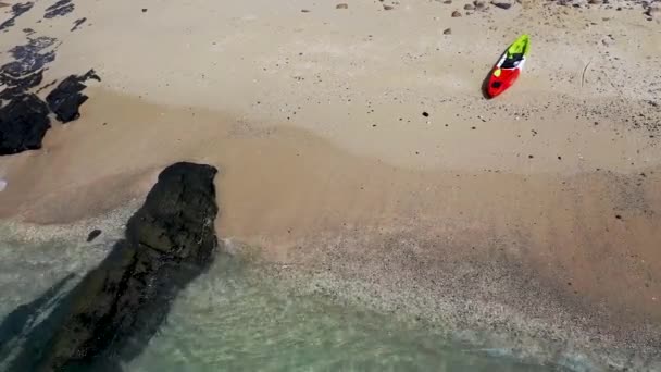 Aeial View Crystal Clear Beach Kayak Parked White Sand — Wideo stockowe