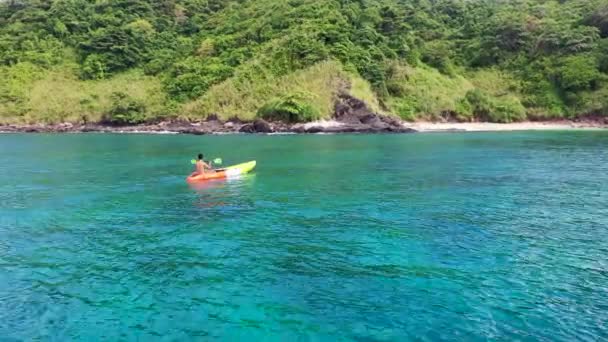 Seorang Pemuda Asia Menikmati Kayak Laut Yang Jernih Pulau Phi — Stok Video