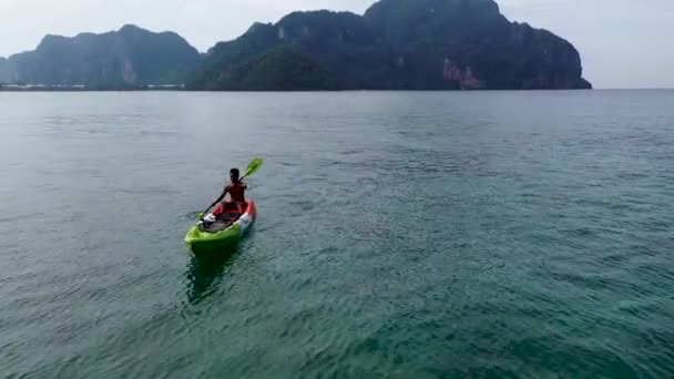 Aerial Drone Shot Young Asian Man Sea Kayaking Paddling Phi — Stockvideo