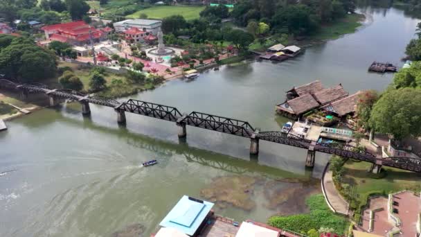 Widok Lotu Ptaka Most Rzeki Kwai Torami Kolejowymi Rzeką Chao — Wideo stockowe