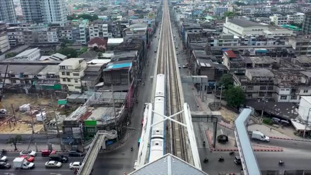バンコクのBang Khun SiにあるBts鉄道の空中ビュー — ストック動画
