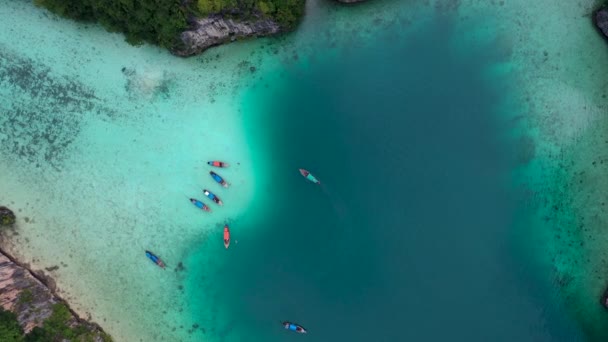 石灰岩の岩と青い海の伝統的なタイのボートと熱帯の島のトップビュー Koh Phi Phi Thailand — ストック動画