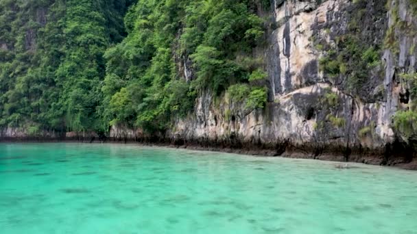 Aerial Low Shot Limestone Blue Clear Water Leh Bay Koh — Wideo stockowe
