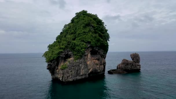 Drone Ditembak Sekitar Pulau Surga Dengan Tebing Batu Kapur Hijau — Stok Video