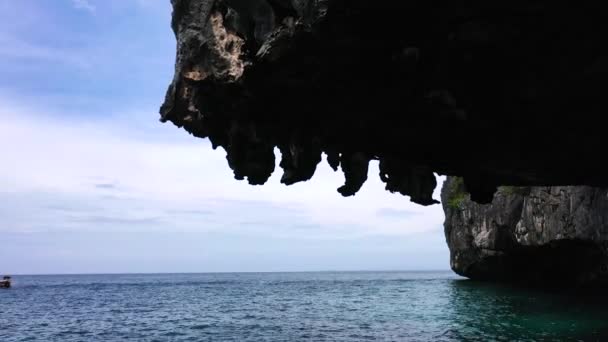 Closeup Shot Limestone Rock Middle Ocean Koh Phi Phi — Stock videók