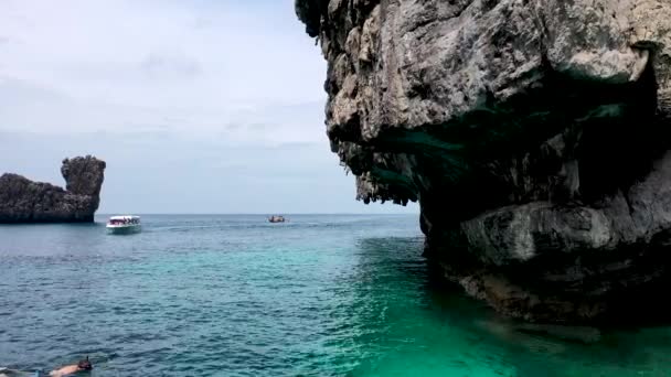 Closeup Shot Limestone Rock Middle Ocean Koh Phi Phi — Stockvideo
