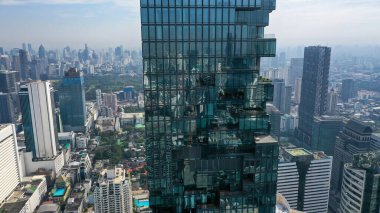 Fütürist kuleye yakın, modern tasarım ve Tayland 'ın en yüksek binası, bina üzerindeki en ilginç yapının ekin bölümü. Güzel gökyüzü rengi