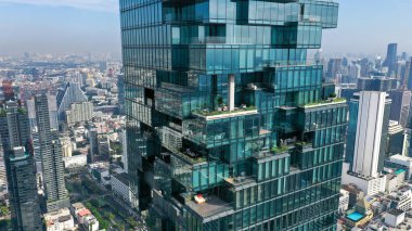 Bangkok, Tayland 'ın Sathorn Silom merkez iş bölgesindeki King Power Mahanakhon kulesine yakın durun..