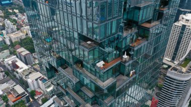 Bangkok 'taki en yüksek gökdelenin en güzel kısmı, cam bina inşaatının modern tasarımı..