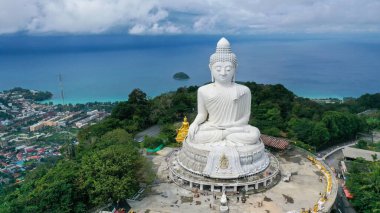 Panoramik manzaralı Phuket beyaz büyük Buda Simgesel Yapı Phuket Adası'nın çarpıcı mesafe görebilirsiniz