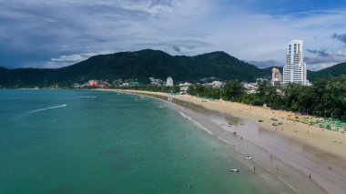 Patong Sahili, Phuket Adası, Tayland 'daki deniz manzaralı otel ve daireler.