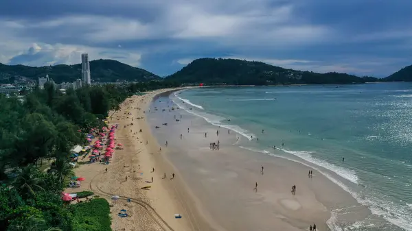 Drone 'la hava görüntüsü. Tayland 'ın Phuket Adası' ndaki Patong plajında turistler