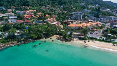 Deniz manzaralı oteller ve apartmanlar ve Patong plajı, Phuket Adası, Tayland