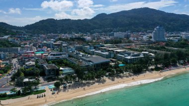 Patong Sahili, Phuket Adası, Tayland 'da deniz manzaralı oteller, apartmanlar ve turistler.