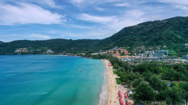 Patong Sahili, Phuket Adası, Tayland 'da kayık ve turistlerin bulunduğu açık deniz manzarası