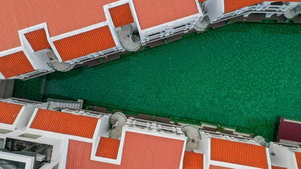 Widok Góry Zielony Kolor Czysta Woda Basen Wewnątrz Hotelu Wspaniałym — Zdjęcie stockowe