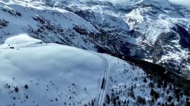 Gornergrat Bahn demiryolunun kar dağı manzaralı manzarası. Kar dağlarının hava görüntüleri. İsviçre Alpleri ve İsviçre seyahati.